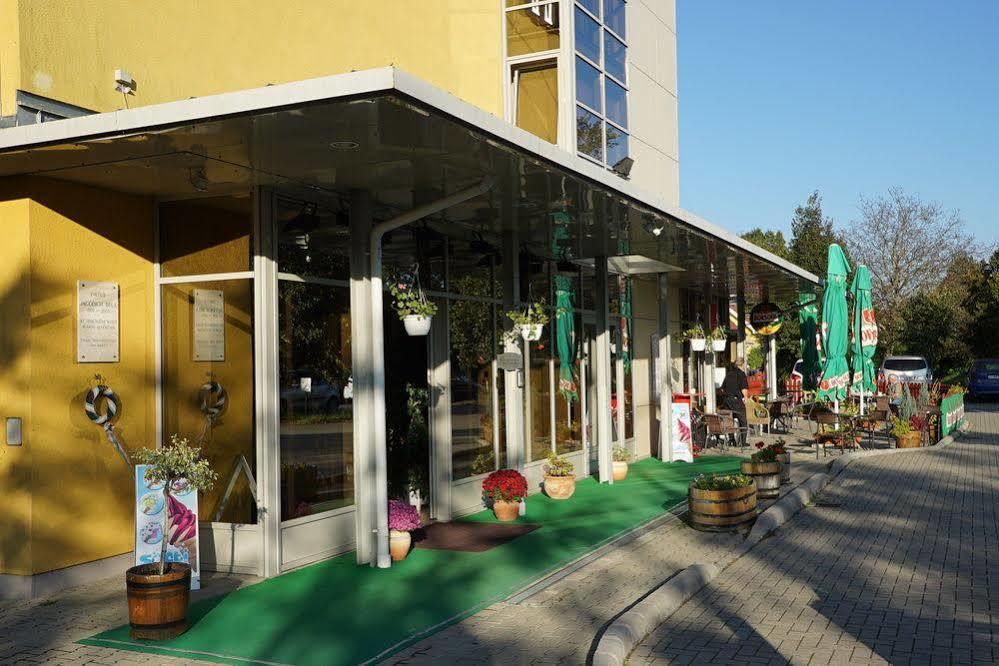 Apartman Hotel Buk Ngoại thất bức ảnh